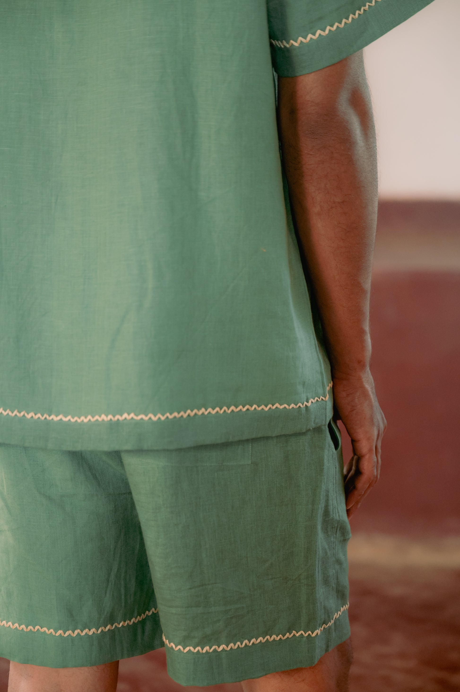 back view of a man in a green hand-embroidered linen shirt. Half sleeve shirt, Material: linen, Back view